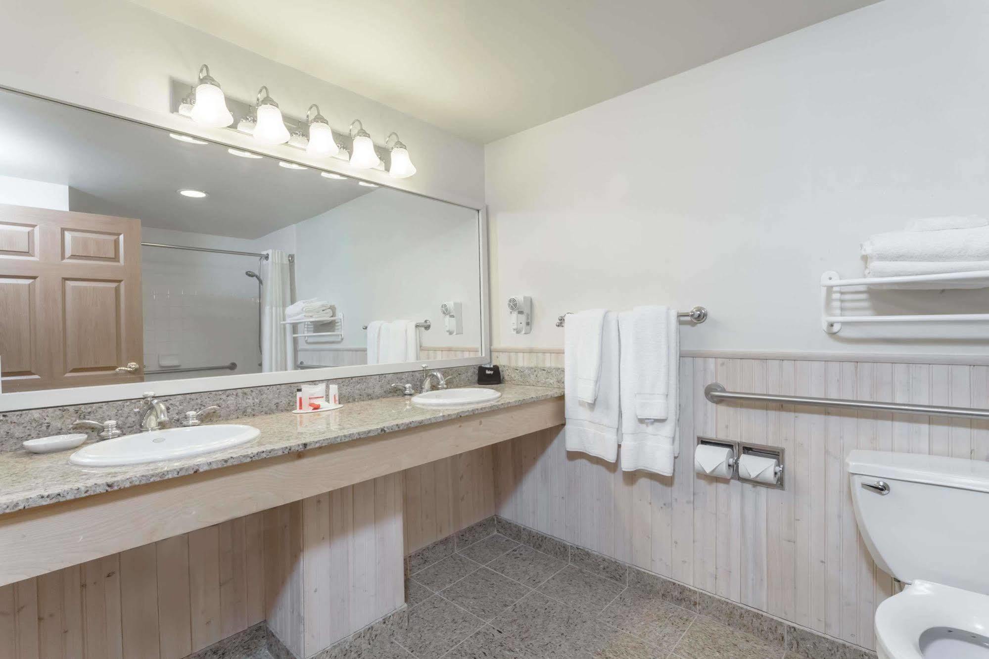 Ramada By Wyndham Rock Hill At Sullivan Center Extérieur photo