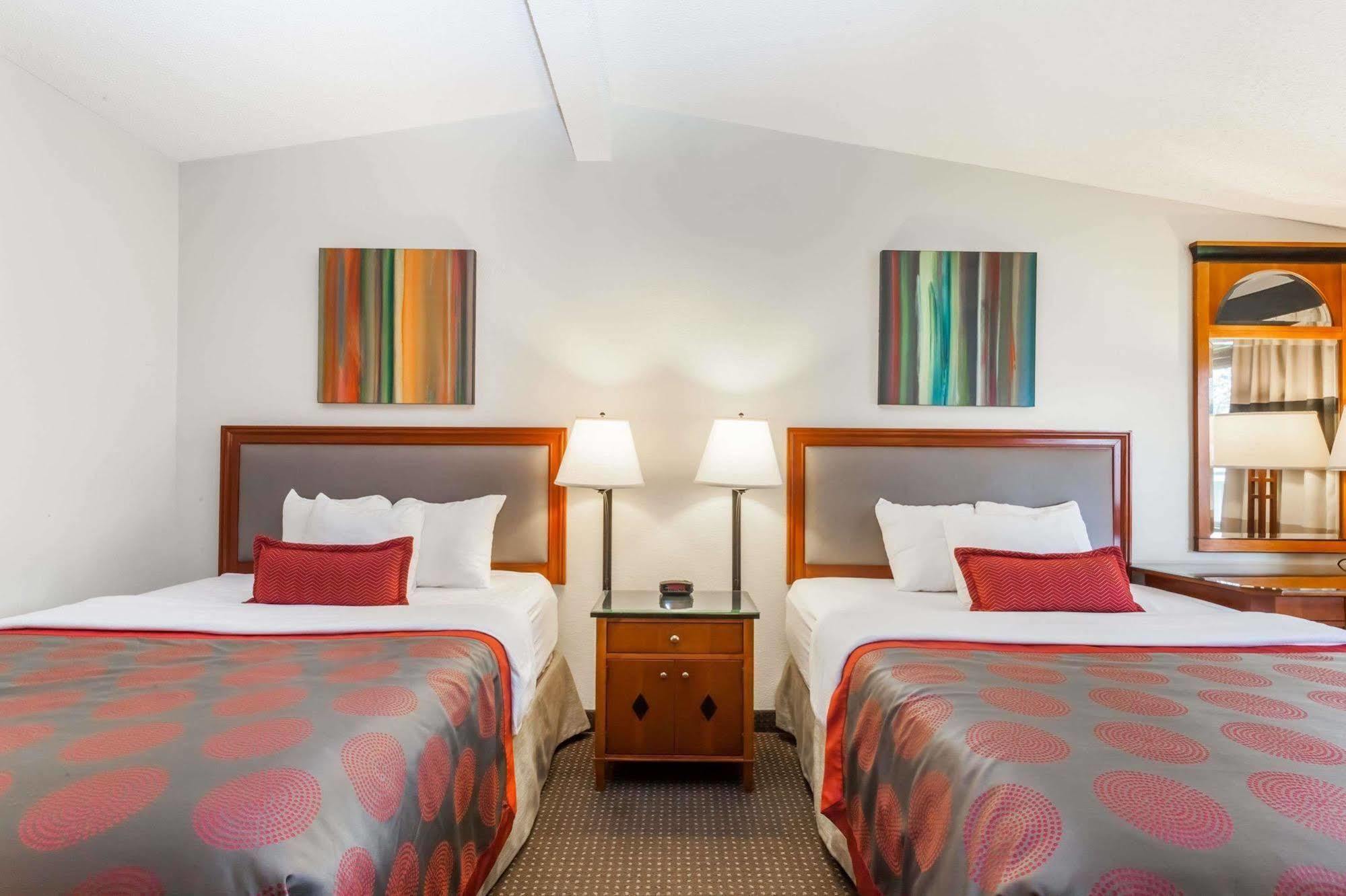 Ramada By Wyndham Rock Hill At Sullivan Center Extérieur photo