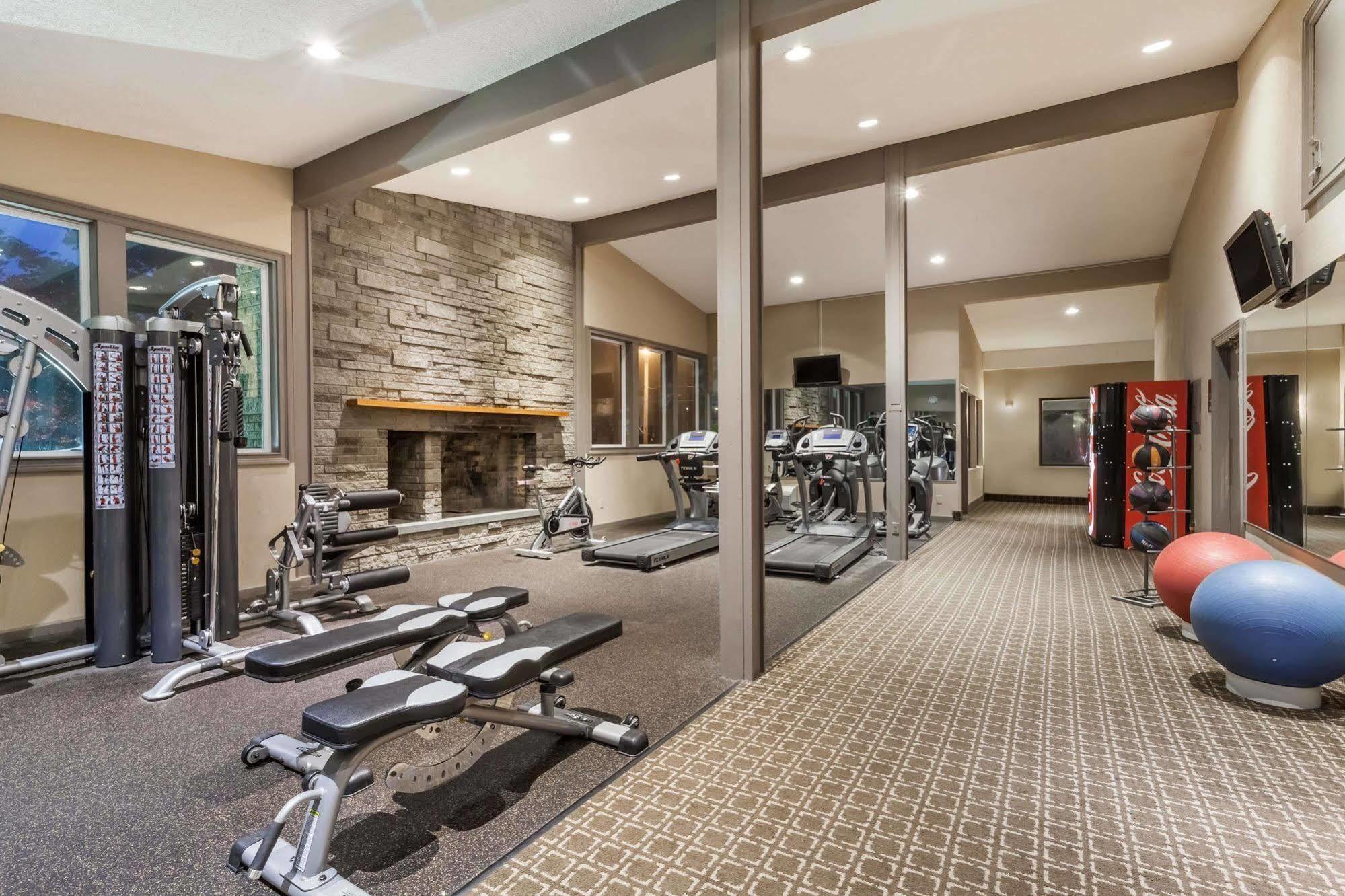 Ramada By Wyndham Rock Hill At Sullivan Center Extérieur photo